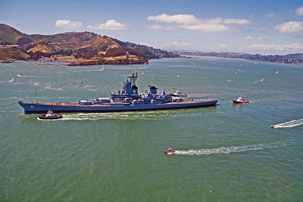 超艇算什么？60萬租下270米美國超級戰列艦